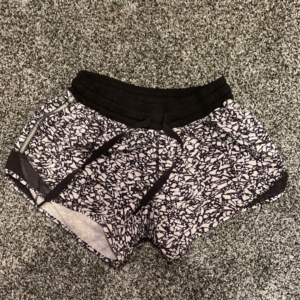 Lululemon B&W Printed Hotty Hot Shorts 4 ins